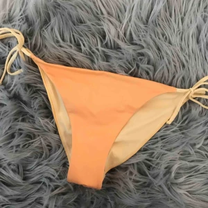 Gul Bikini underdel från H M Använd Plick Second Hand
