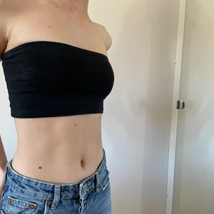 Bandeau top Gina - En super snygg svart bandou top från Gina. Den sitter tajt och åker inte ner. Dubbla tyglager i fram så den kan användas säkert utan bh. Storlek XS. Perfekt till sommaren:). 
