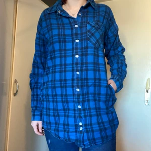 Skjorta  - Skjorta med fickor & knappar. Fint skick