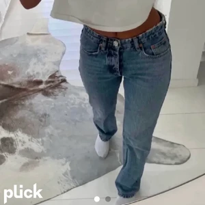 Zara jeans - Säljer dessa mid waist jeans från zara💕 Nyskick, säljer direkt för 200kr+ Frakt. Skulle säga att jeansen är ganska små i storleken och även passar en 36a. Jag är 1,73 lång