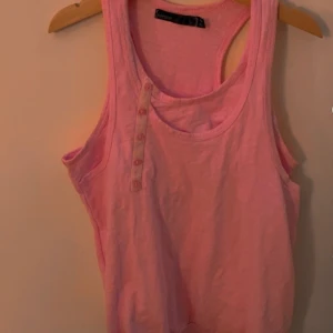 Warp  - Fint linne ifrån warp ! ❤️ endast 25kr och kan användas som sport linne ! ❤️ köparen står för frakt som är (45kr)❤️❤️ hör gärna av dig om du är intresserad!! ❤️