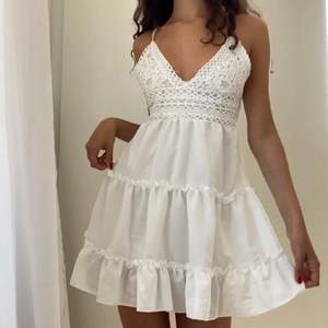 Jättefin vit klänning perfekt till sommaren eller studenten! Köpte till min student men den passade tyvärr inte. Som ny! Jättefin. Möts i Stockholm och fraktar 💕✨✨✨ (BILDER LÅNADF AV @GSANSSTROM) 