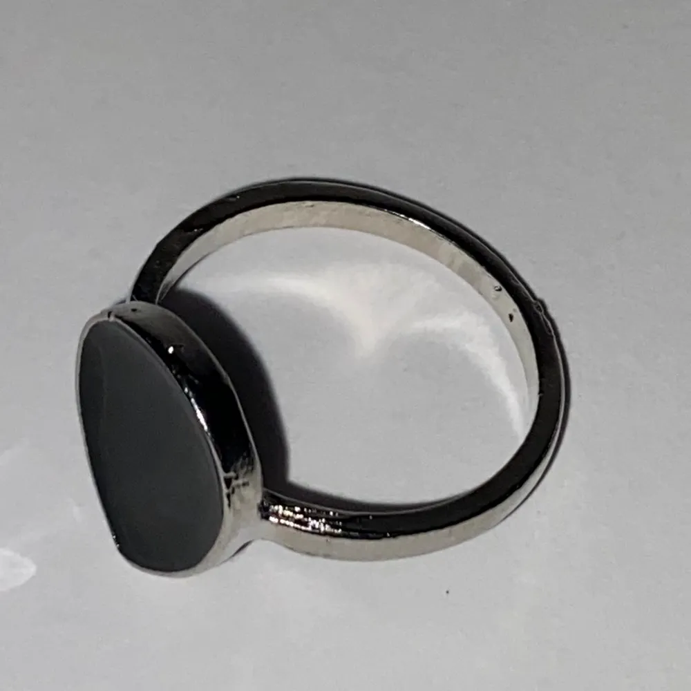 Mandelformad silverring i svart.. Accessoarer.