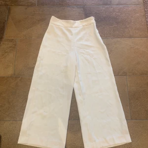 Vida kostymbyxor Zara strl s - En liten kortare model av kostymbyxor, men väldigt sköna.            Säljes då de inte kommer till användning. Hyfsat bra skick.                 Skickas mot fraktkostnad !