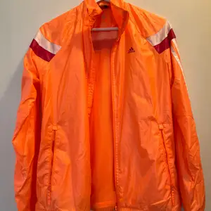 Orange träningsjacka från Adidas. Fint skick. Strl. S. 
