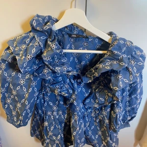 Zara blå mönstrad topp - En blå mönstrad topp från zara. Somrig och härlig, men dessvärre kort men fint skick. Storlek s. Nypris 299kr