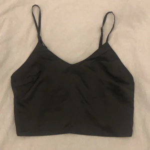 Fin croppad topp strl 36 - Helt oanvänd fin topp i storlek 36 med reglerbara band. Valfri frakmetod.