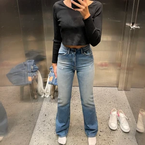 Acne jeans  - Kollar intresse på dess skitsnygga acne jeansen! Använda 2 gånger. Köpt för 2600kr! 