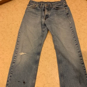 Boyfriend jeans  - Ett par mid waist boyfriend jeans med ett litet hål vid knäna. Tyvärr har dem en fläck nere vid benet som Inge går bort. Snygga ändå. KÖPAREN STÅR FÖR FRAKTEN. 