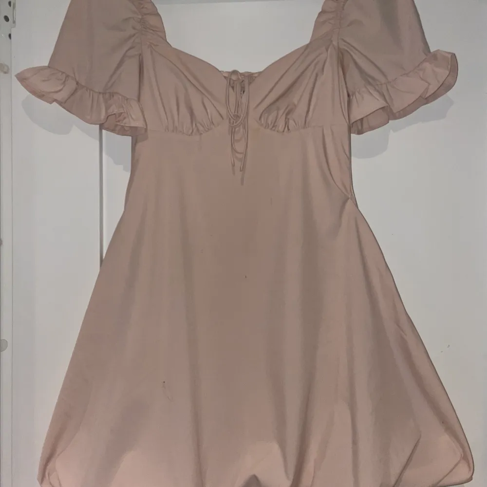 Såå söt klänning från nakd. Använd bara en gång, inga fläckar eller liknande. Strl 32 (XS).💕. Mekot.