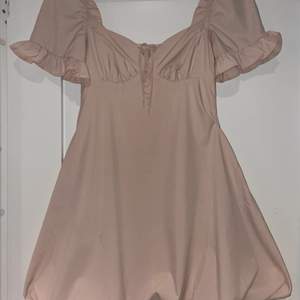 Såå söt klänning från nakd. Använd bara en gång, inga fläckar eller liknande. Strl 32 (XS).💕