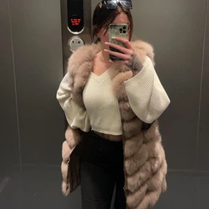 Pälsväst - Säljer nu min beiga päls väst, äkta päls, den är 90 cm men har en drag kedja så går att göra den kortare om man vill det. Köpt från angelique butik för 2600, köptes i höstas, knappt använd. Skriv om ni är intresserade eller vill ha fler bilder💞 möts hellst upp runt Stockholm/Uppsala men kan även frakta 💞