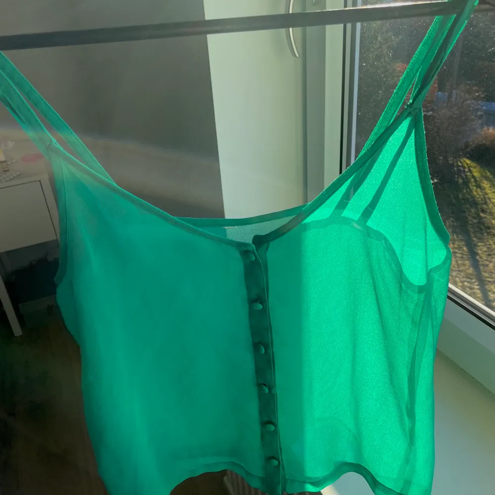 Sommaren snyggaste linne från Monki 💞💞Linnet är i en cool grön halvtransparent färg och är köpt i butik av mig för några år sen men knappt använt. Lapparna är bortklippta pga att linnet är transparent. Fint skick 😍 Färgen är väldigt svår att fånga på bild, det är en väldigt stark klargrön färg bäst återgiven på bild 2. Köparen står för frakt.. Toppar.