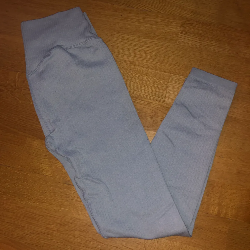 Aimn thights i ny skick i en blå nyans, i storlek s men passar xs, säljer för 200kr💗. Jeans & Byxor.