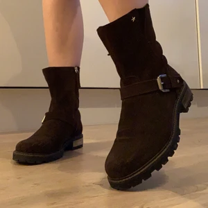 Hästskor i brun mocka från Massimo Dutti - Ett par höst boots i fin brun mocka 🤎🤎 Dragkedja på sidan och andra guld detaljer ✨ De är i väldigt fint skick och superbekväma! 