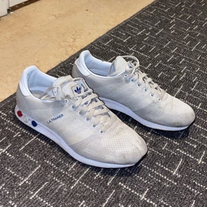 Adidas skor  - Säljer ett par L.A trainers adidas skor storlek 42 som jag sluta använda för ett tag sedan eftersom jag fick nya vita skor och inte behöver dessa!                                                       Nypris 1000 kr, säljer för 500 kr