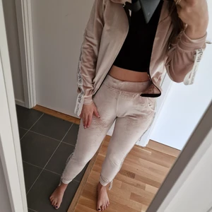 sweatshirt set - vacker träningsoverall i "guld" färg, byxor med hög midja och en kort luvtröja.  ränder på tröjans byxor och ärmar.