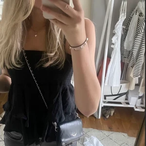 Volang tröja  - Säljer en super fin volang tröja som jag tror jag köpt på zara. Den är i storlek Xs men passar även S den är väldigt stretchig i matrealet. Säljer pågrund av att den inte kommer till användning. Använd endast kanske 4 gånger, den är i nyskick. Högsta buda : 200