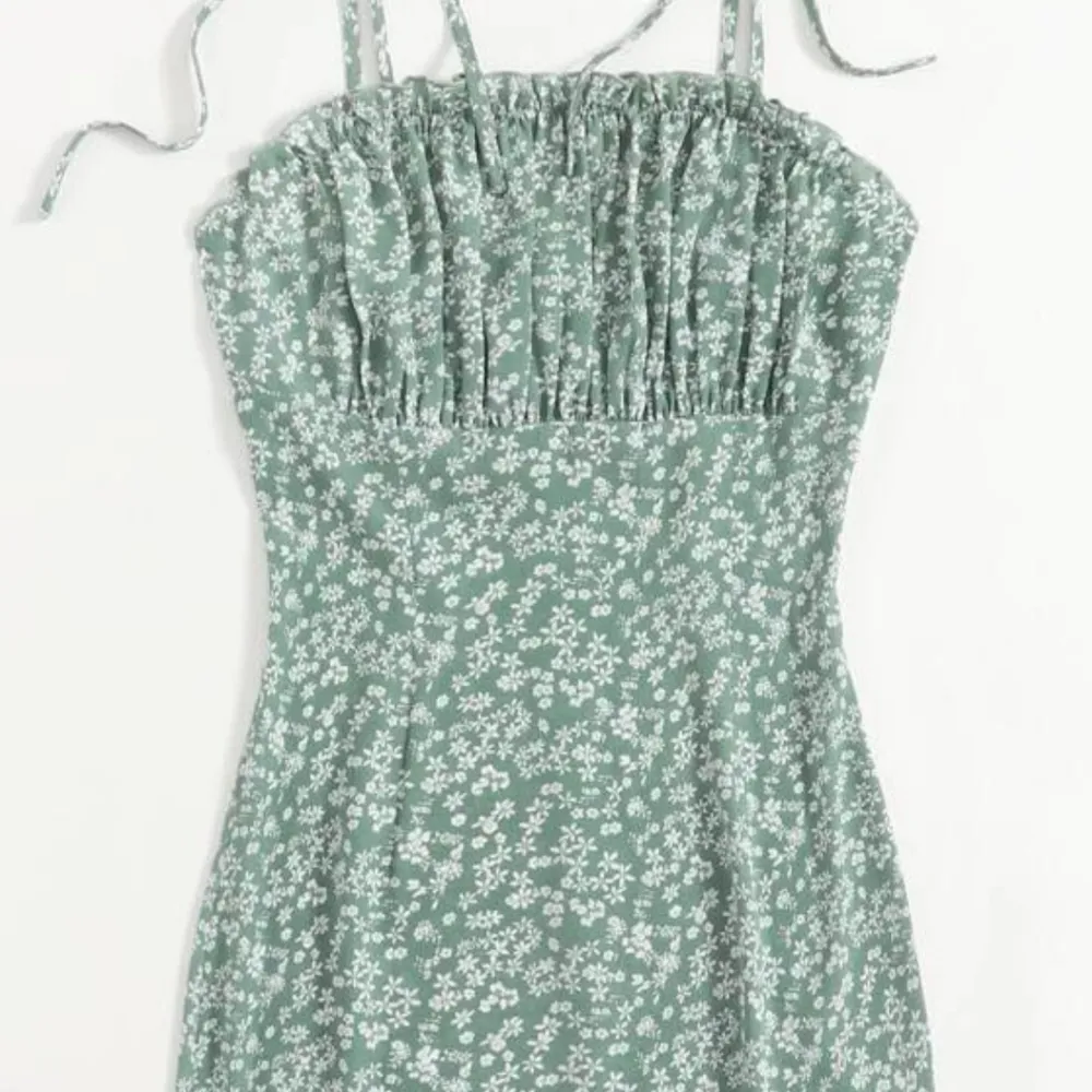 Superfin grön klänning ifrån SHEIN💚 den är i strl L men skulle säga att det är en M, beror lite på hur ”tight” man vill ha den. 💖  . Klänningar.