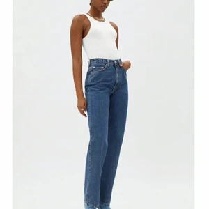 Weekday jeans - Mörkblå weekday jeans i Rowe. Snygg passform och endast använda ett fåtal gånger!