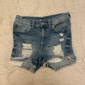 Jeans shorts - Stretchiga jeans shorts från Cubus. Super sköna men tyvärr för små för mig. Hund finns i hemmet!