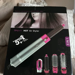 Air styler 5 delad - Oanvänd air styler säljes pågrund av ångrat köp och jag kunde inte returnera den. Original pris 599kr säljer den för 400kr. Frakten inräknad i priset.