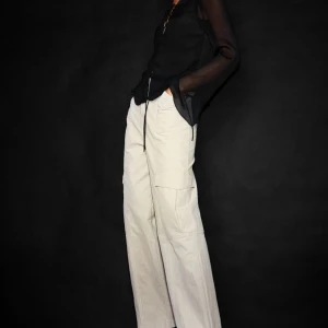 Intresse koll cargo - Köpte dessa cargo byxor från hm för ett tag sen men inte kommit till användning, såg att de va slut i alla storlekar på hemsidan så tänkte kolla om det är någon som är intresserad av att köpa. Storlek 38 och sitter perfekt på mig lite oversized. Jag är 170 och dem går precis ner till marken