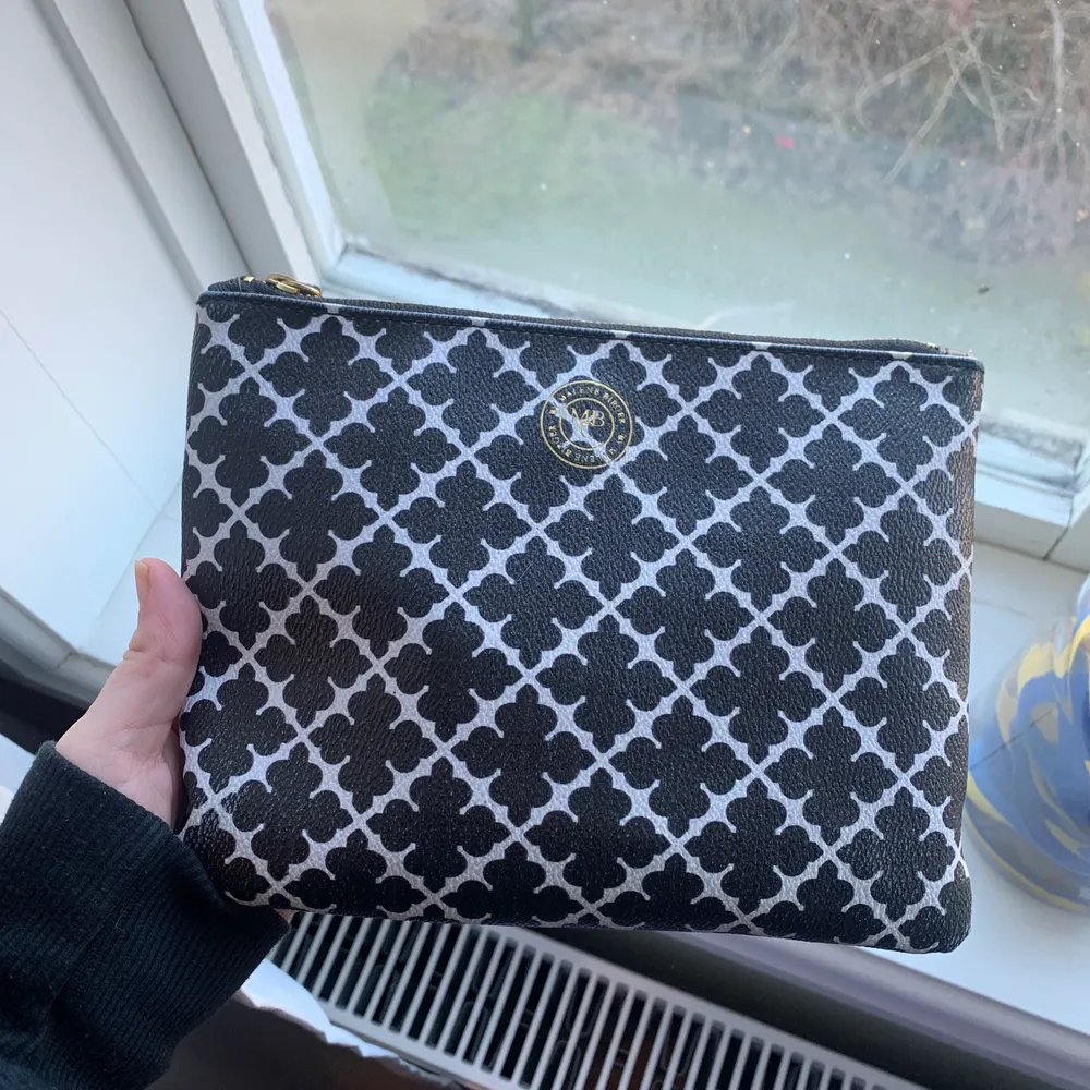 Väldigt väl använd malene birger clutch, ingen axelrem följer med. Köparen står för frakt ❤️. Väskor.