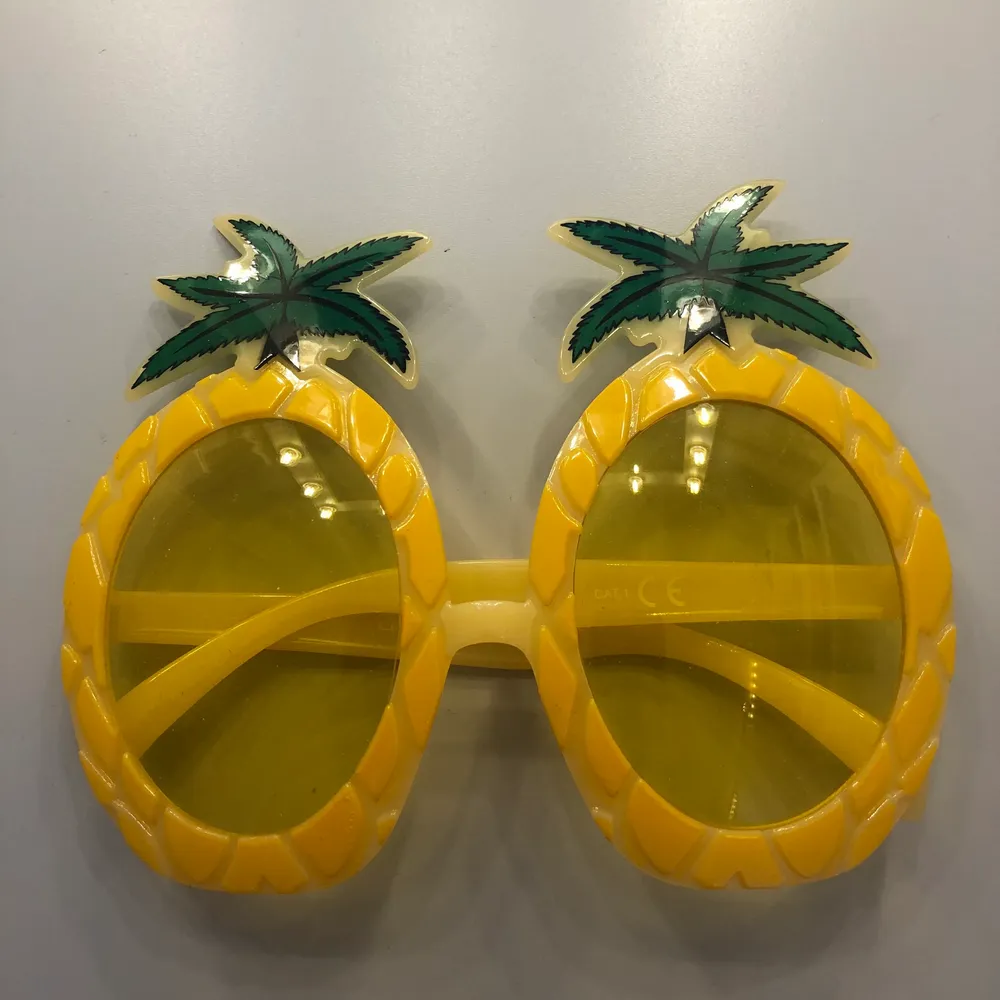 Säljer ett par balla ananasglasögon 🍍 Härliga till sommaren och perfekta om det är hawaii-tema på nån fest eller liknande 💛 Från glitter ✨ . Accessoarer.