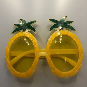 Säljer ett par balla ananasglasögon 🍍 Härliga till sommaren och perfekta om det är hawaii-tema på nån fest eller liknande 💛 Från glitter ✨ 