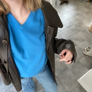 Kashmirtröja - Jättefin klarblå tröja i 100% Kashmir! Väldigt fint skick med endast några enstaka noppror under armen som kan skickas bild på💙