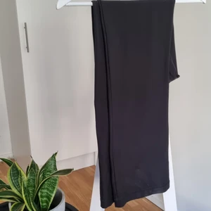 Träningsbyxor - Träningsbyxor från Nike, utsvängda och jättesköna! Storlek medium så är lite för stora för mig. 