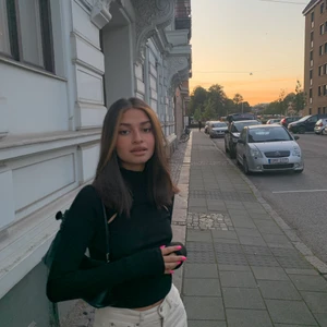 Svart polo - Polo med cool cut out💖💖 skriv för mer bilder