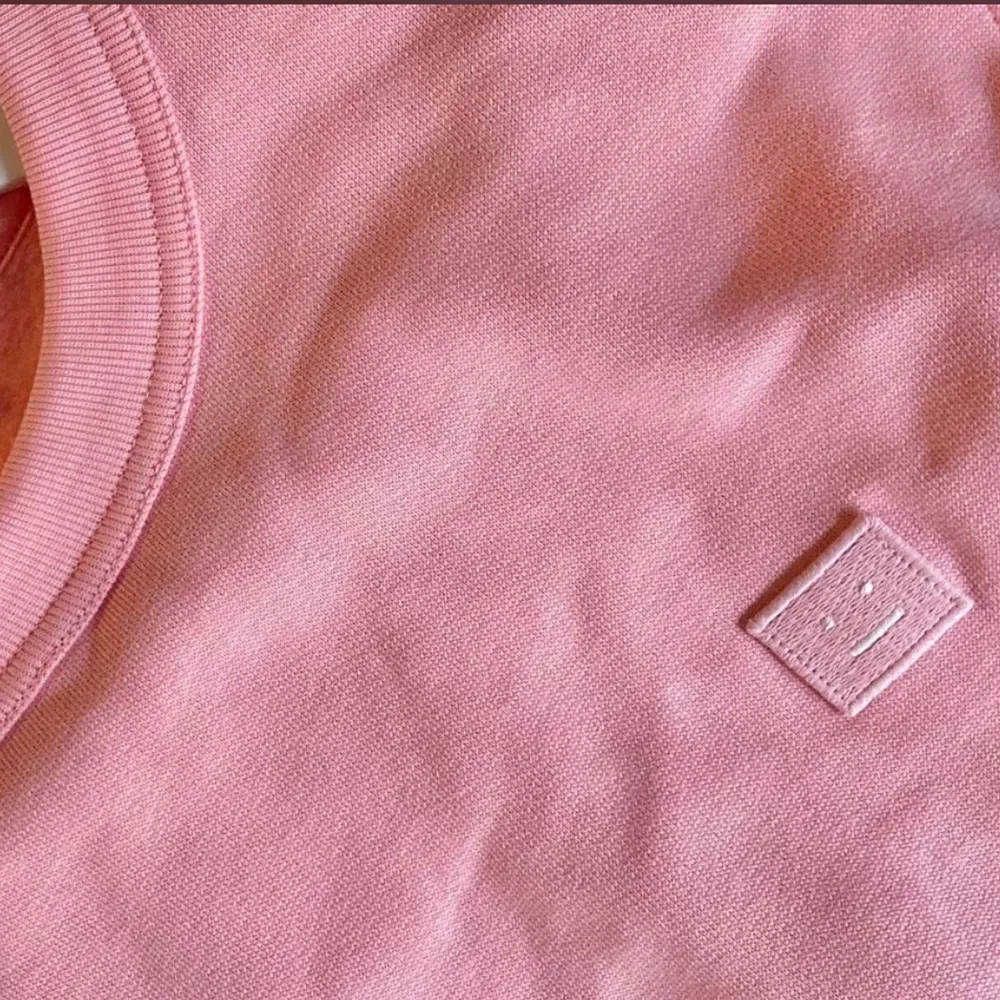 Säljer en superfin rosa tröja från acne stuios. Storlek XS. Fint skick! . Tröjor & Koftor.