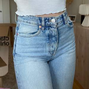 Ljusblå jeans i straight modell💛tyvärr för korta för mig som är 175
