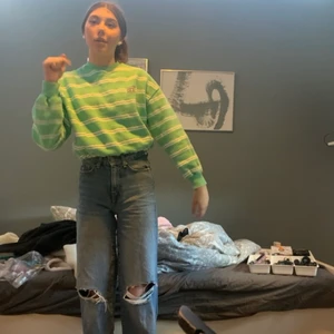 Håliga jeans  - Dessa jeans är jätte snygga och jättebekväma! Älskar dom men säljer de eftersom jag aldrig använder dom så tänkte att dom gör mer nytta hos nån annan! Dom är i storlek xxs och kostar 100kr + frakt 