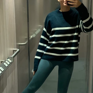 Stickad tröja  - Fin mörkblå och vit stickad tröja, super skönt 