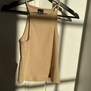 Ribbat linne - Ett beiget rubbat linne från ginatricot. Storlek S❤️ 