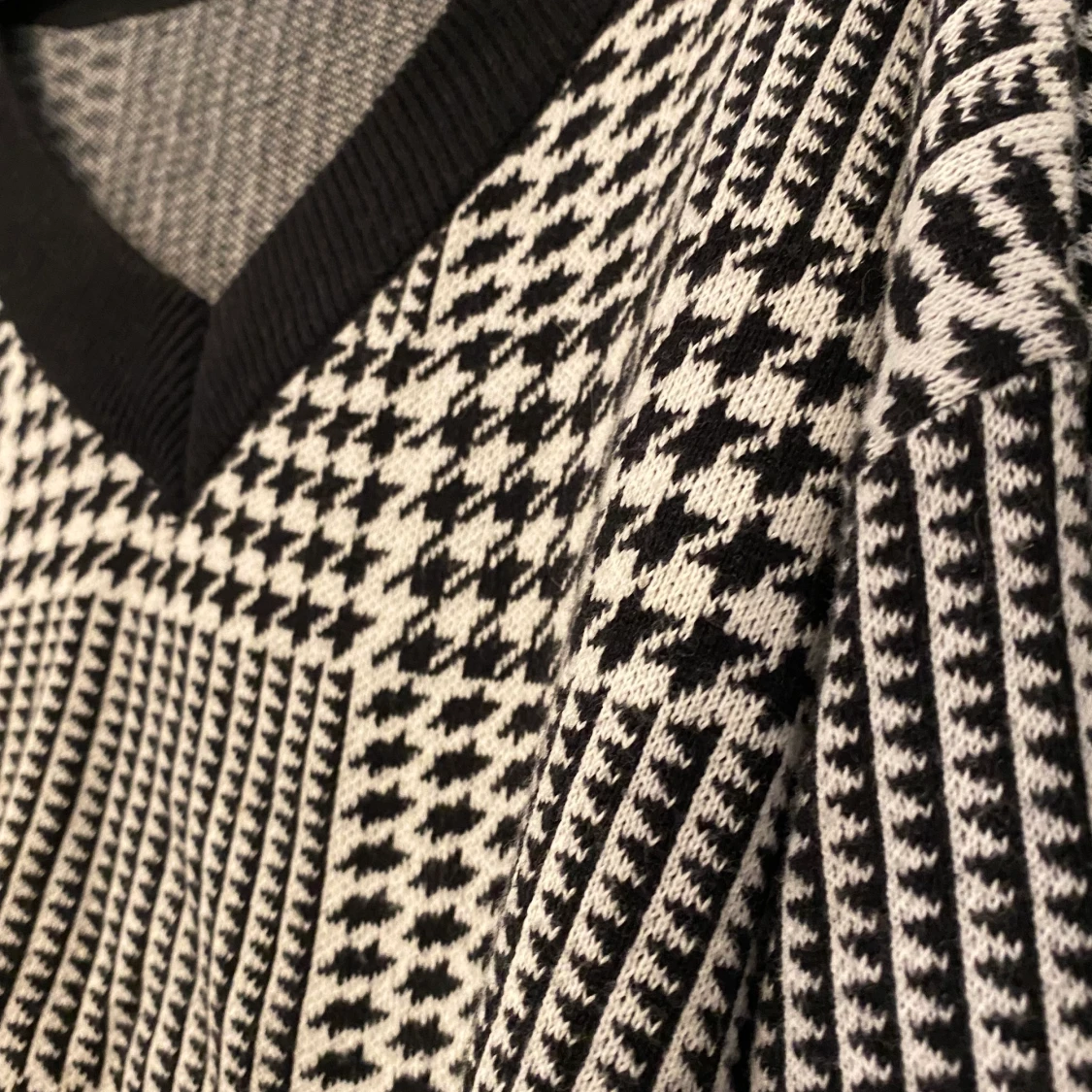 Off-shoulder tröja i hundtandsmönster! - 91