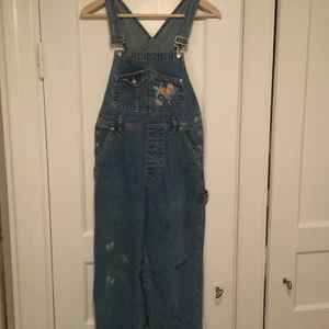 Retro hängselbyxor  - Jättegulliga hängselbyxor från 90-talet köpts på Plick. Bestämde mig att sälja dem då de är för små för mig. De är i väldigt fint skick, och väldigt bra kvalite. Jag köpte dem för 400kr, och eftersom jag aldrig har använt dem säljer jag dem för 300kr + eventuell frakt. Jag kan mötas upp i Västerås eller Eskilstuna, annars betalar köparen för frakt.