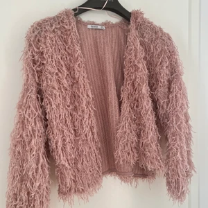 Fjäder kofta  - Köpt på Bershka, sällan använd.  Det är lite mer glitter i materialet än vad som syns på bild.