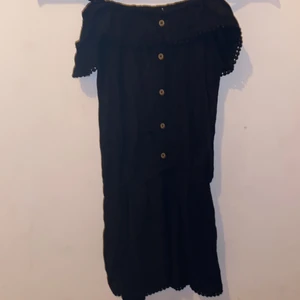 Suit - Den är svart den har bruna knappar den är ganska lång den är typ som en klänning men hårt den är ganska tunn tyg