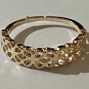 Ring - Silverring med gulddetaljer och blommönster.