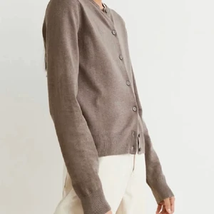 Finstickad kofta - Säljer min finstickade kofta från H&M! Använd ca 4 gånger!! Väldigt fin<3 säljer även samma fast i svart!! 75kr/st båda för 100kr 