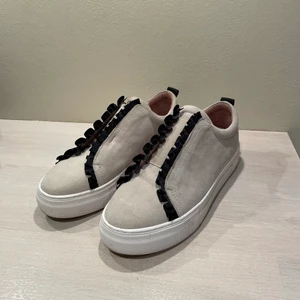 Skor - Säljer dessa jättesnygga skor från K Cobler i mocka då dom är för stora. Använd endast ett fåtal gånger.