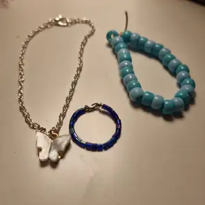 En fint blått pärl armband i 15cm, ett fint kedja armban med en blå fjäril-berlock i 17cm och en mörk blå ring i 1cm & 9mm💎💙