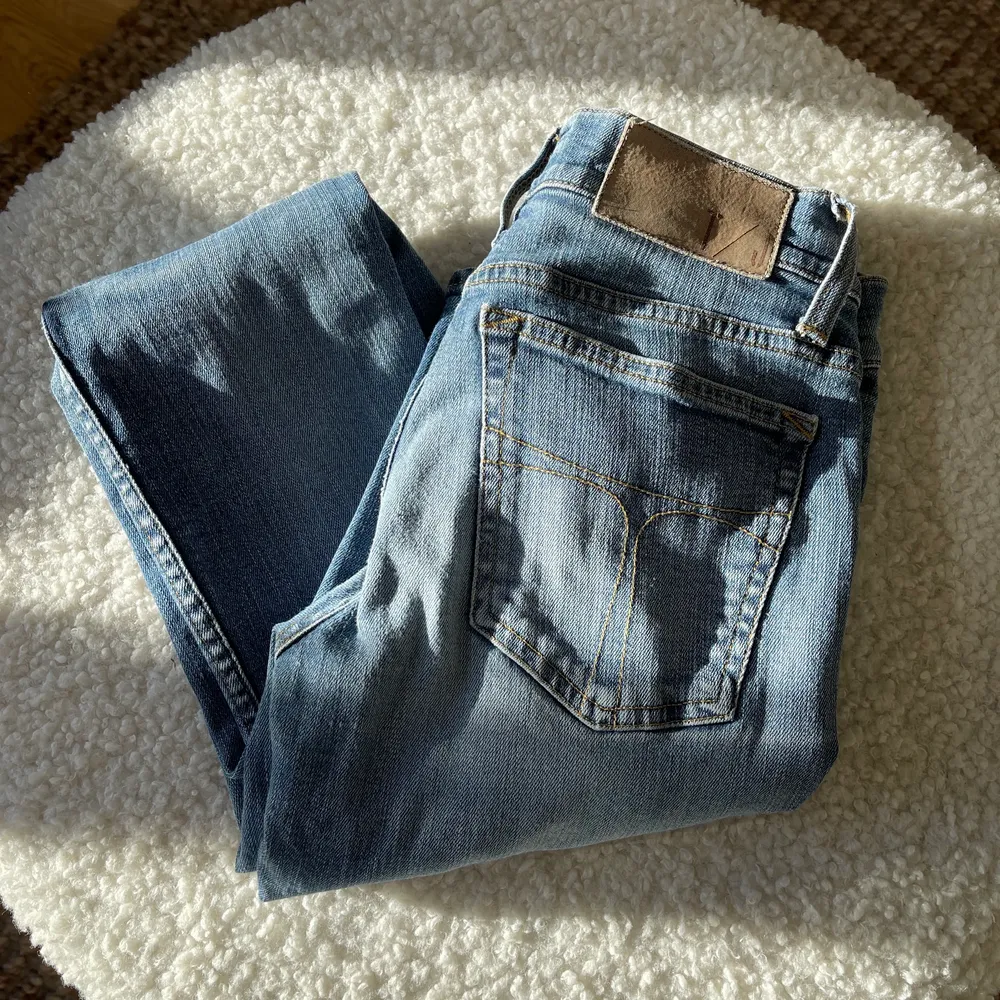 Säljer dessa sjukt snygga low waist jeans från Tiger Of Sweden! De är i storlek 27 och jag är 175 och de passar perfekt på mig i benen. Skriv ett meddelande till mig för fler bilder eller om du hag någon fråga! 🥰. Jeans & Byxor.