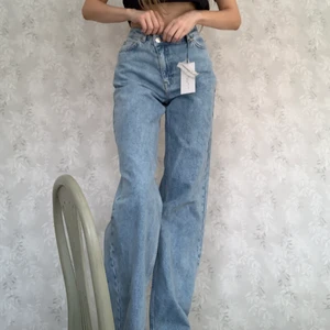 Jeans - Jeans med v-shape midja från Angelica Blick kollektionen! Tyvärr för tighta i midjan för min smak men var för långsam med att returnera!💙