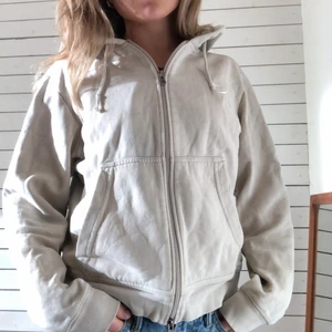 Nikehoodie beige - Vintage nikehoodie med blixtlås i storlek M men passar toppen på S✨