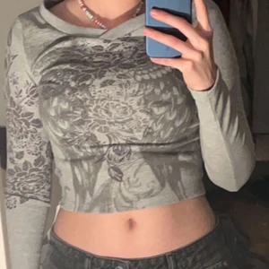 Tröja - En y2k långärmad tröja. Snygg men inte kommit till användning då jag inte vet hur jag ska styla den. Kontakta för fler bilder😁. Köparen står för frakt